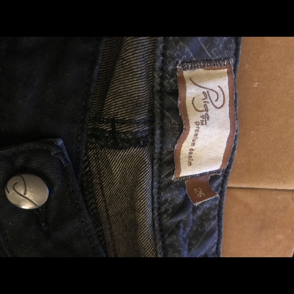 Sz 26 Paige Black Skyline ankle peg jean
